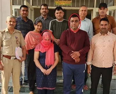 मजदूरों की सैलरी लेकर फरार कॉन्ट्रैक्टर महिला सहित गिरफ्तार