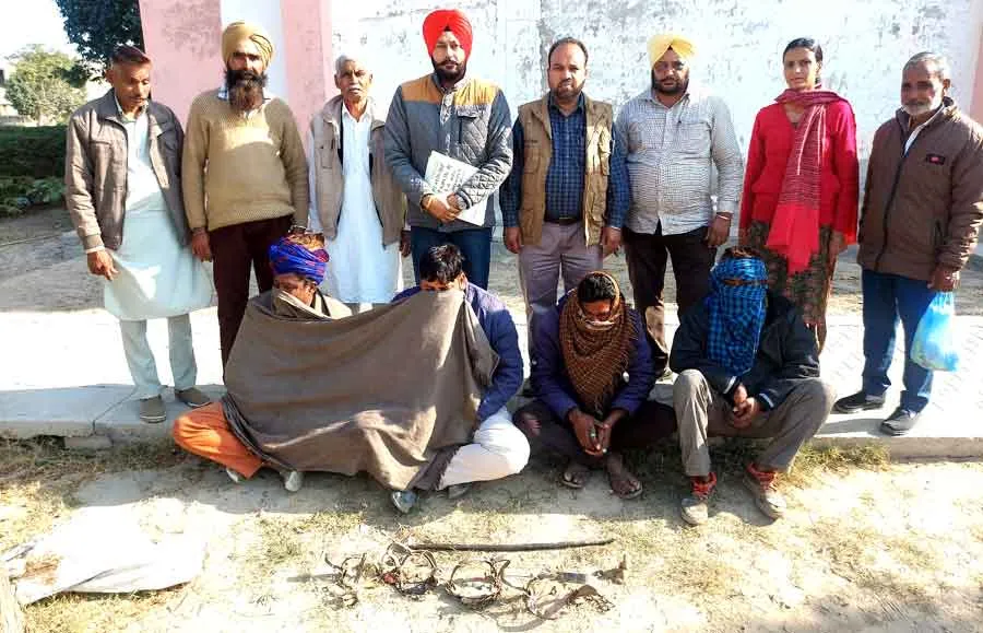 सर्च अभियान में मिले 4 पिंजरे और 4 शिकारी पकड़े