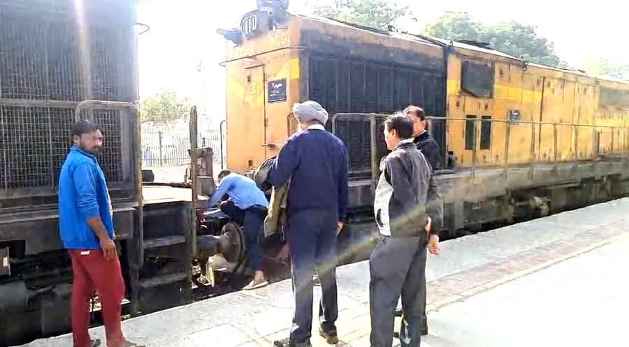 फाजिल्का जाने वाली गाड़ी की पॉवर फेल होने से यात्री हुए परेशान