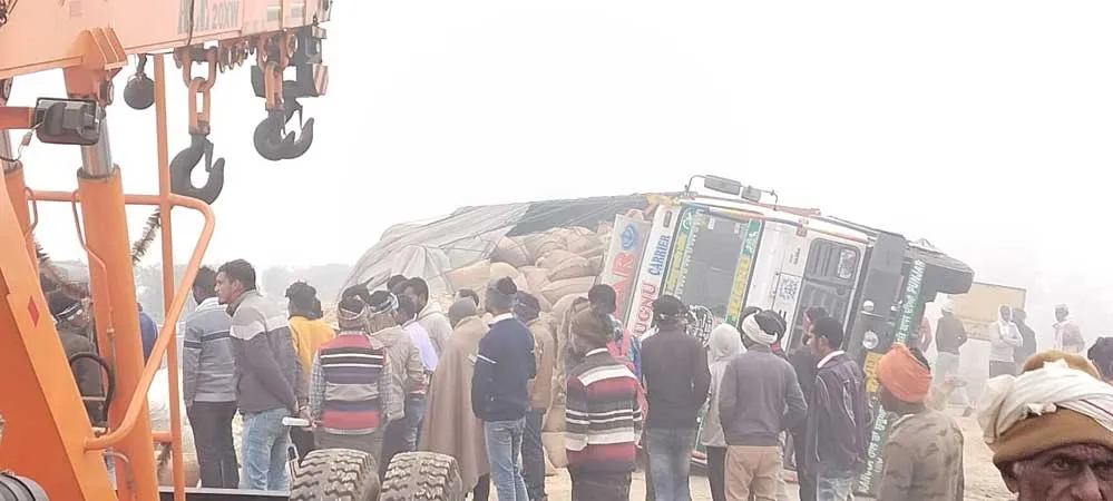 कोहरे का कहर: डेढ़ दर्जन वाहन भिड़े, आधा दर्जन घायल
