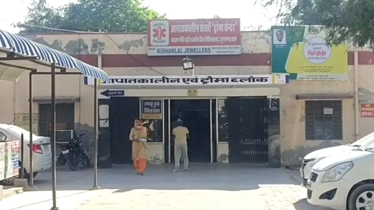 हनुमानगढ़: स्कूल वैन से टकराई बाइक, पत्नी की मौत, पति घायल