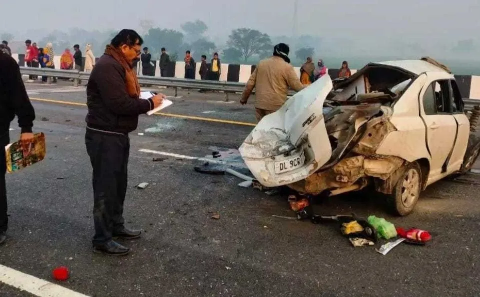 चालक को नींद की झपकी आने से डिवाइडर से टकराई कार, दो की मौत