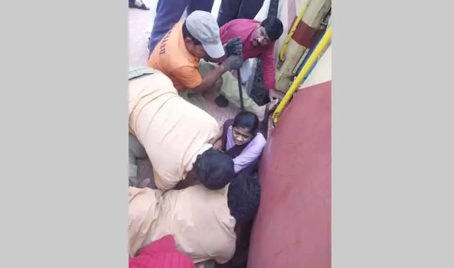 ट्रेन-प्लेटफार्म के बीच फंसी लड़की, रोंगटे खड़े कर देगा रेस्क्यू ऑपरेशन
