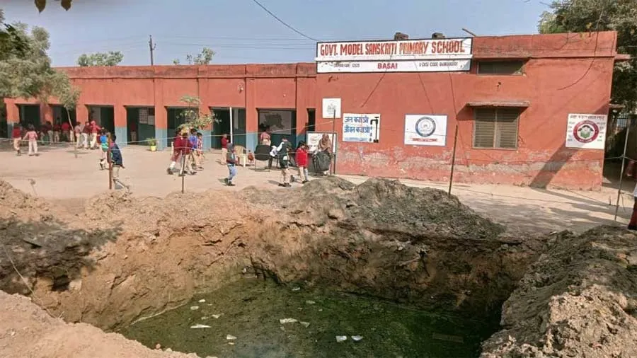 प्राइमरी स्कूल के आंगन में वाटर हार्वेस्टिंग का गड्ढा बना बच्चों के लिए खतरा