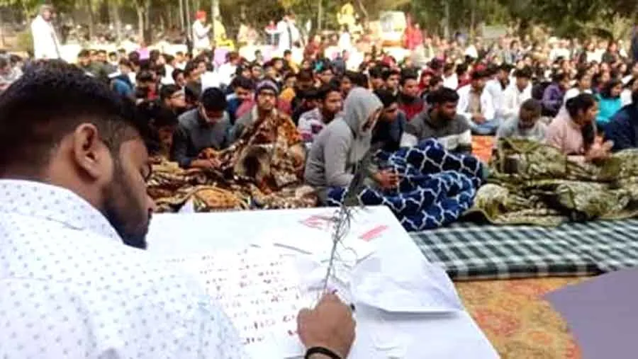 रोहतक व सोनीपत में विद्यार्थियों ने खून से लिखे पत्र