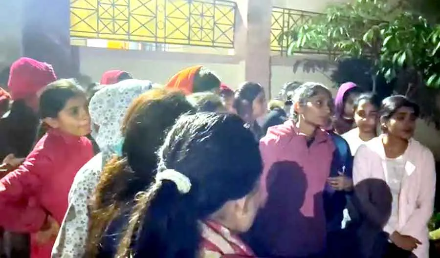 खराब खाने पर भड़की छात्राएं, हॉस्टल वार्डन बदलने की मांग