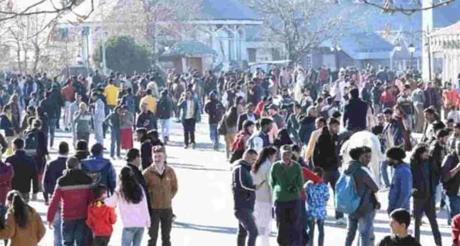 क्रिसमस, नए साल के लिए उमड़ी पर्यटकों की भीड़, कोरोना नियम हुए तार-तार