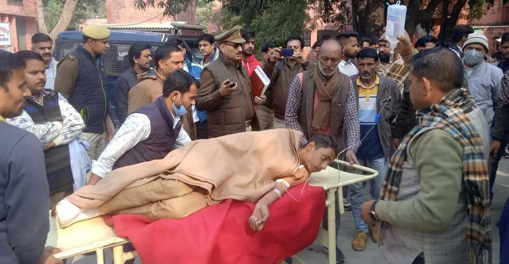 कॉलेज जा रहे दो छात्रों को 4 बाइक सवार युवकों ने किया गोली मारकर घायल