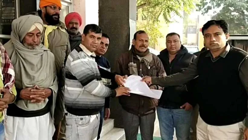 कार्रवाई नहीं, किसानों ने कलेक्ट्रेट के समक्ष शुरू किया बेमियादी धरना