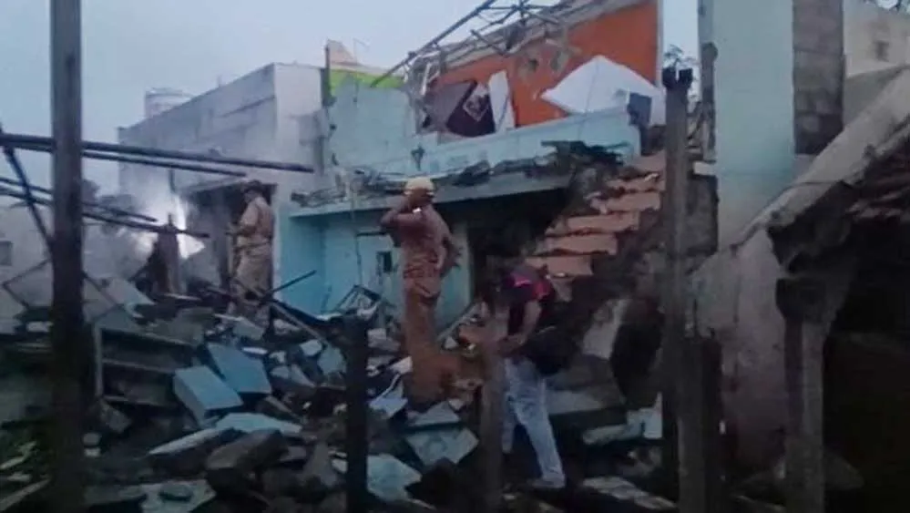 घर में पटाखा विस्फोट होने में चार लोगों की मौत, चार झुलसे
