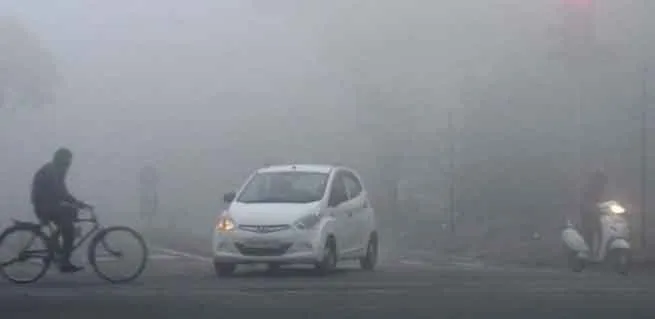 घने कोहरे में लिपटी नजर आई साल के अंतिम दिन की सुबह