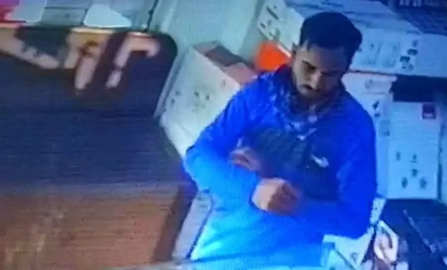 कई दुकानदारों को धोखे में रहकर लगाई चपत