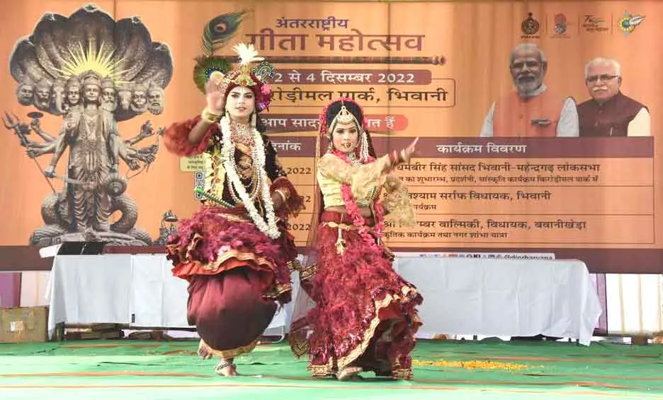 विधायक घनश्याम दास सर्राफ ने किया गीता जयंती महोत्सव में लगी स्टालों का अवलोकन