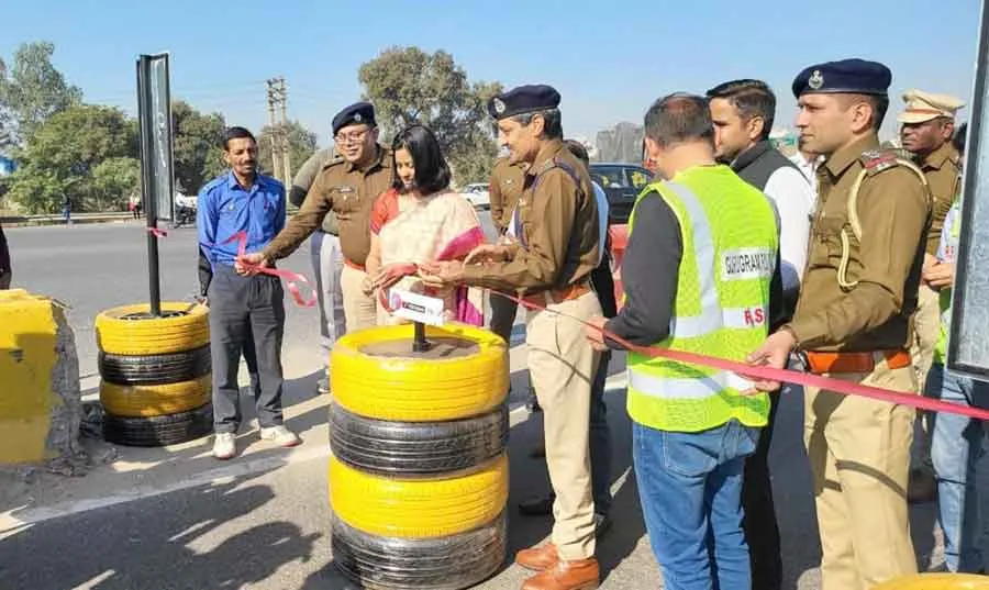 गुरुग्राम में अब पुलिस नाकों पर सीमेंट की बजाय टायरों से बने जर्सी बैरियर