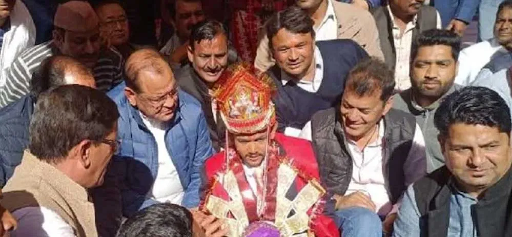 दुल्हन करती रही दूल्हे का इंतजार, दूल्हा बैठा धरने पर, जानें क्या है मामला