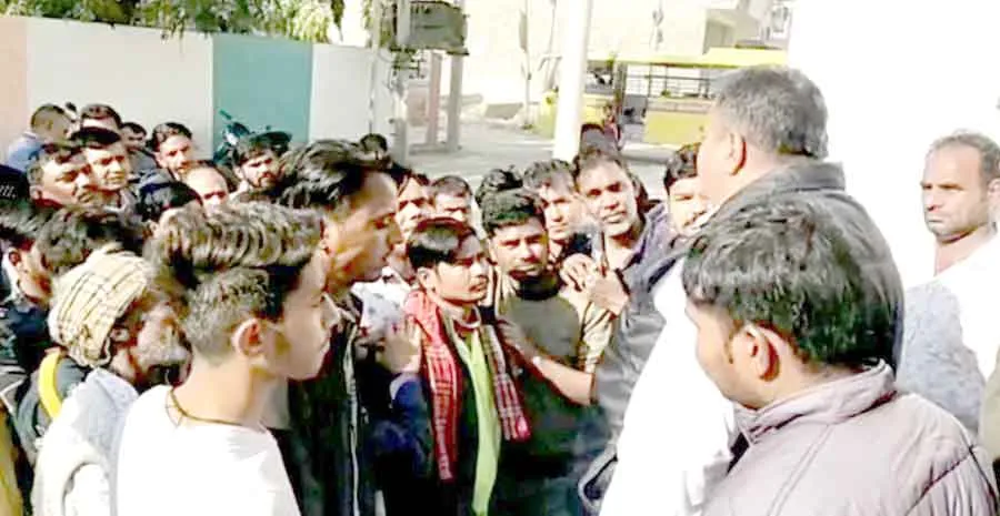 बस स्टैंड रोड से हटवाई फल-सब्जी की रेहडिय़ां, आक्रोशित हुए रेहड़ी संचालक