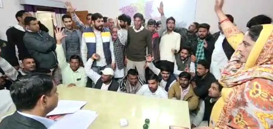 ग्रामीणों ने किया एचकेएसबी एमडी का घेराव, चैम्बर में लगाया धरना