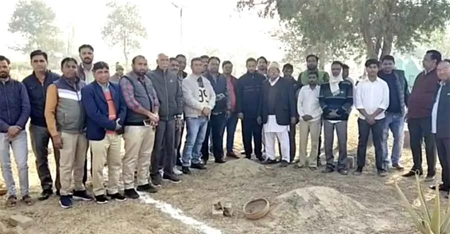 कब्रों के ऊपर खींची देखी सफेद चूने की लाइन तो फैला रोष