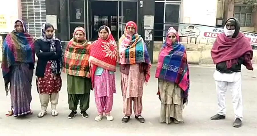 इन्साफ की गुहार लेकर पहुंचे जिला कलक्टर की चौखट