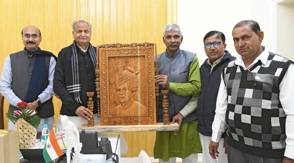 विश्वकर्मा रत्न डॉ. त्रिलोक चन्द ने CM गहलोत को भेंट की प्रतिमा