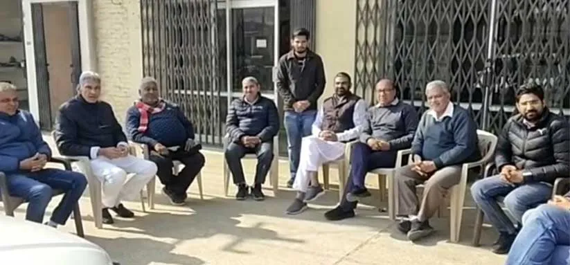 सेवकों वाला नहीं राजनीतिक पार्टियों का रवैया, बन बैठे मालिक
