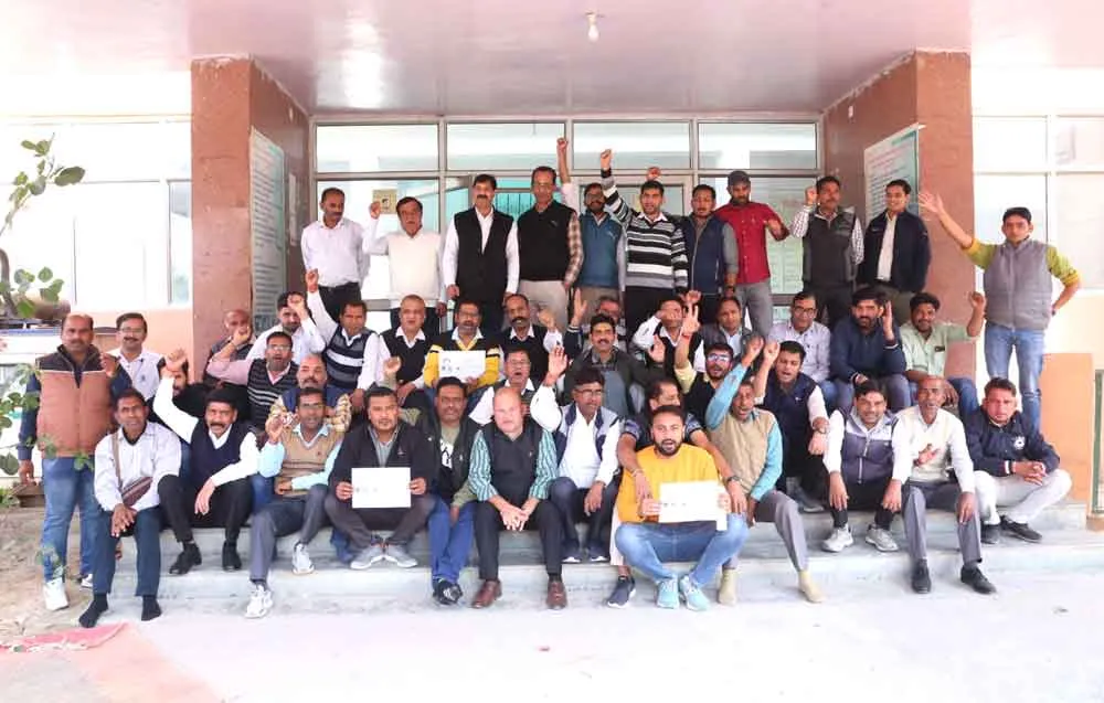 कर्मचारी बोले, मामले की हो उच्च स्तरीय जांच, संदिग्ध थी मौत