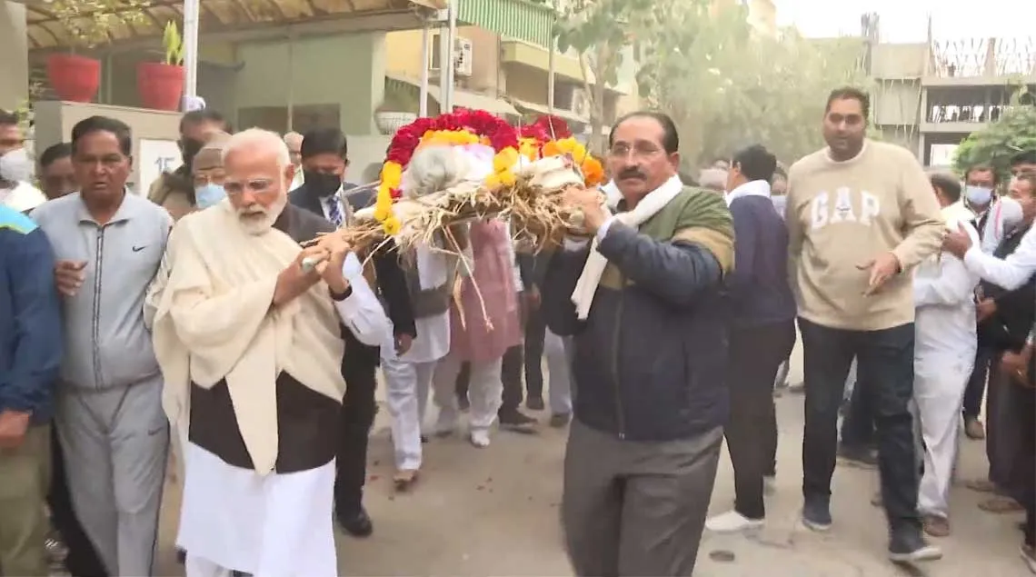 मोदी ने मां हीरा बा के पार्थिव शरीर पर पुष्प चक्र अर्पित किया