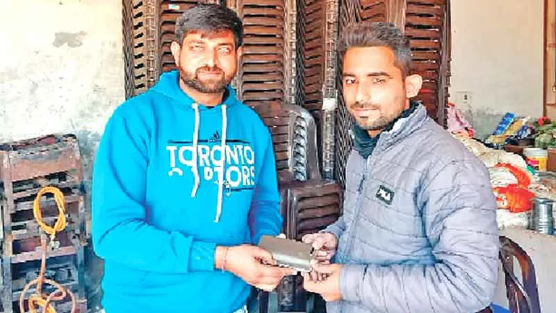 मोबाईल लौटाकर दिया ईमानदारी का परियच