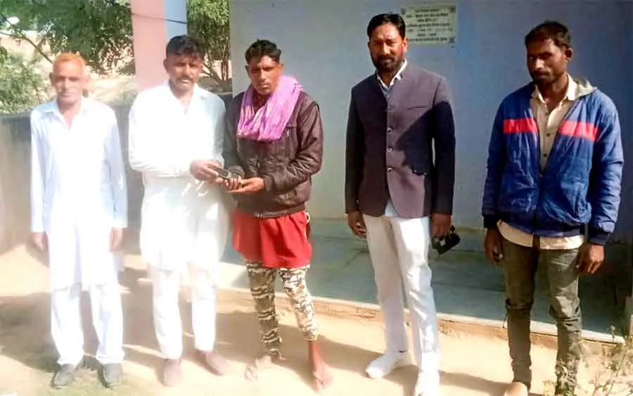 कीमती मोबाइल फोन लौटाकर दिया ईमानदारी का परिचय