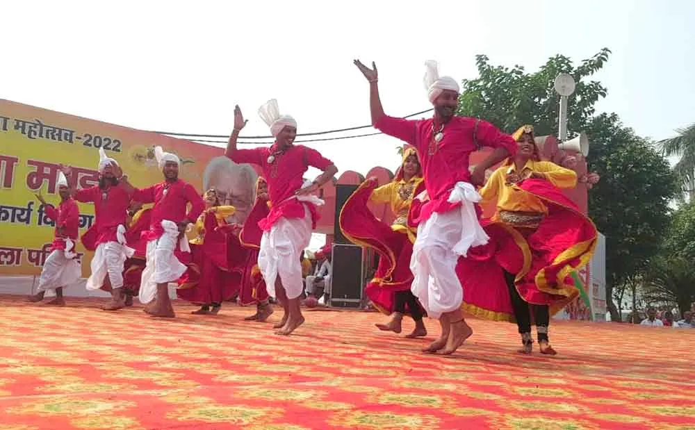 300 लोक कलाकारों के वाद्य यंत्रों की धुनों ने बदली ब्रह्मसरोवर की फिजा