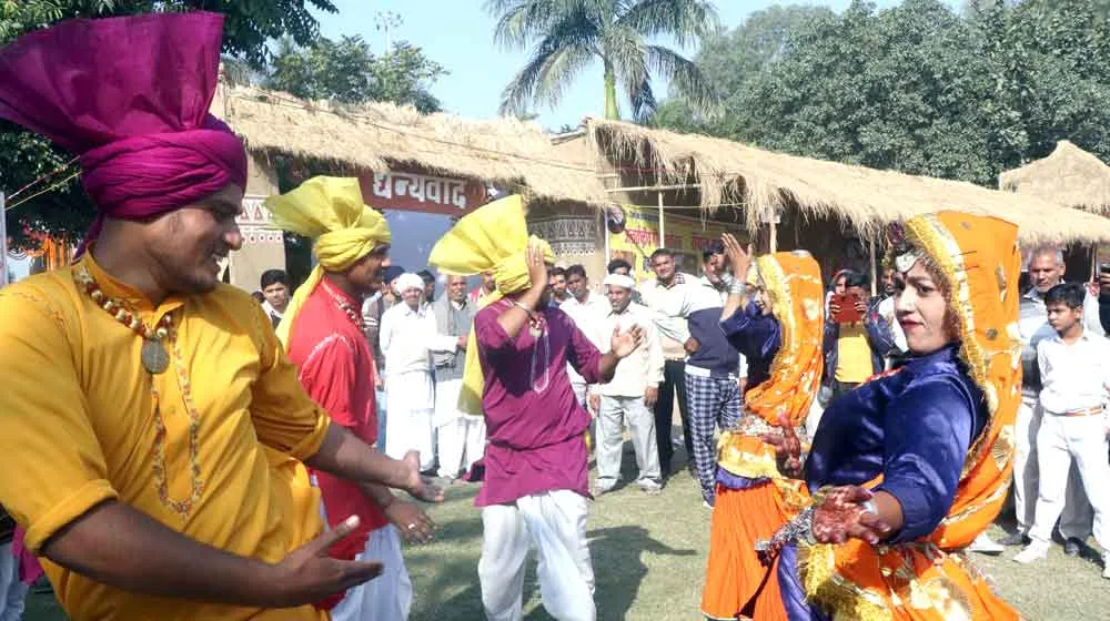 ब्रह्मसरोवर के पवित्र घाट झलक रही अद्भुत कला और संस्कृति