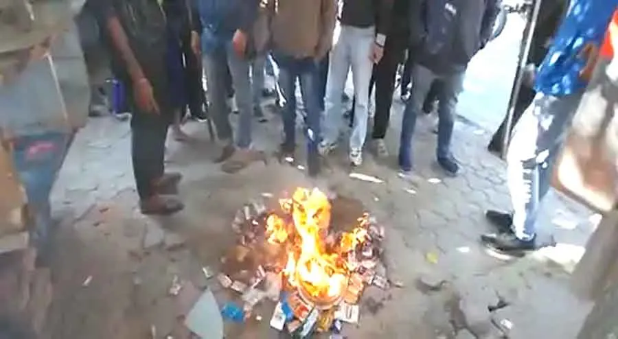 ‘वारिस पंजाब दे’ के समर्थकों ने तंबाकू-सिगरेट की दुकानों का सामान जलाया