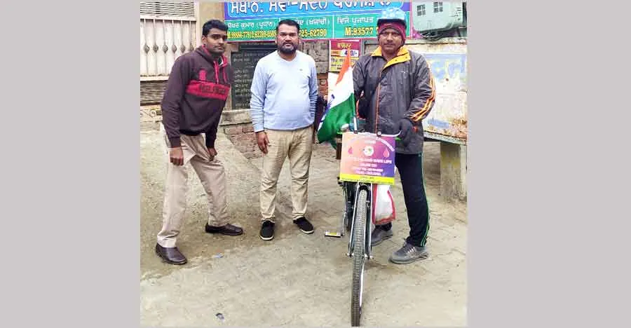 ‘हर घर रक्तदाता’ का संदेश पहुंचाने पश्चिम बंगाल से साइकिल पर निकले जोयदेव राउत