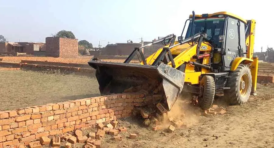 अवैध कॉलोनी पर चला प्रशासन का बुलडोजर, मचा हड़कंप