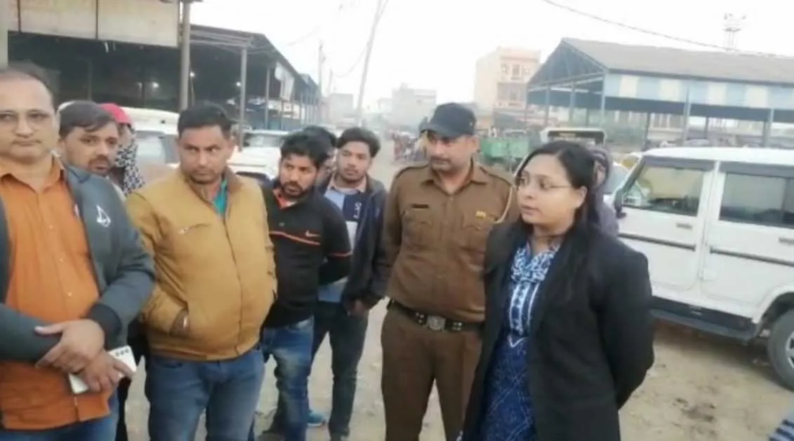 सफाई व्यवस्था ठीक नहीं कर्मचारी को लगाई फटकार