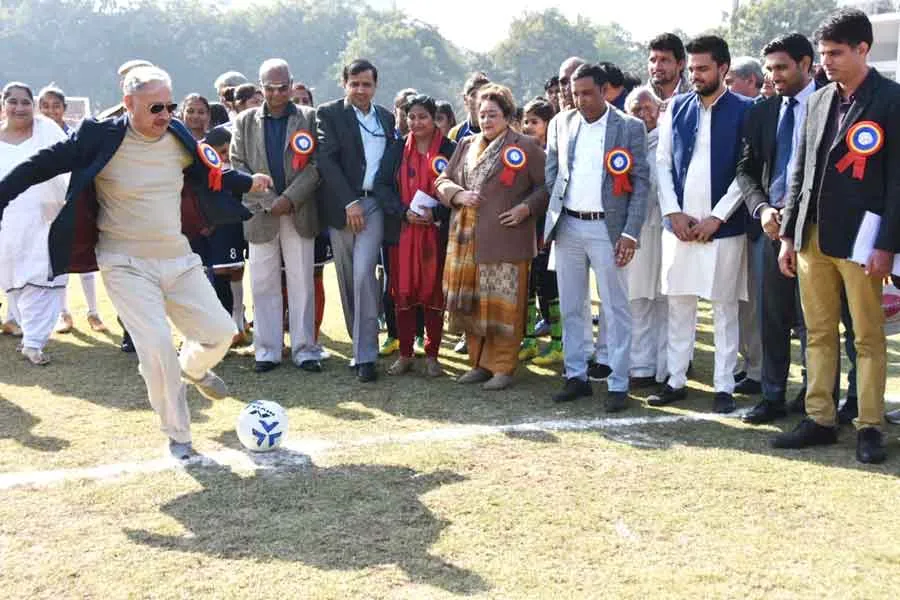 केंद्रीय मंत्री ने फुटबॉल को किक मार शुरू किए ‘हरियाणा यूथ गेम’