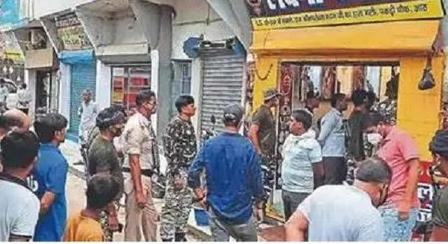 चौकीदारों को बंधक बनाकर बदमाश सरार्फा दुकान से लाखों के जेवर, नगदी ले गये