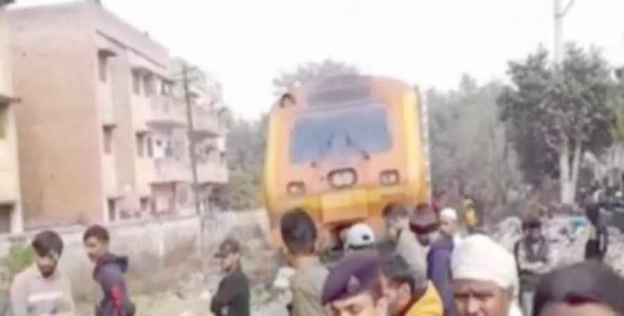 ट्रेन की चपेट में आए 2 युवक, एक की मौत, दूसरा घायल