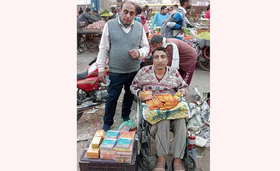 हादसे के आगे भी नहीं हारा सन्दीप, व्हील चेयर पर कमा रहा रोजी-रोटी