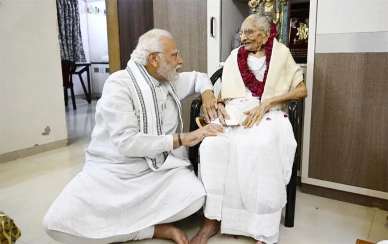 मां से मिलने पहुंचे मोदी, राहुल गांधी ने कहा मां-बेटा का अनमोल प्यार