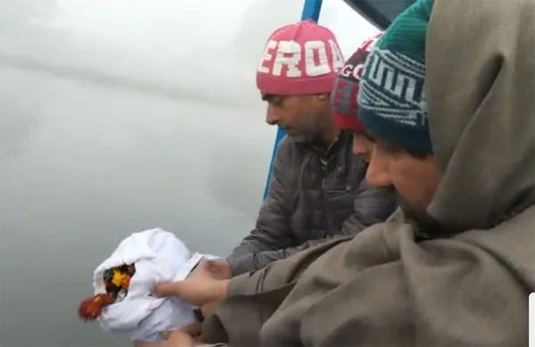 बलिदानी लोकेश की अस्थियां शुकतीर्थ गंगा में विसर्जित