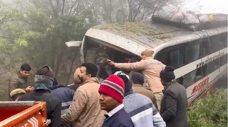 नोएडा में बड़ा हादसा: कंटेनर से टकराकर बस नीचे गिरी