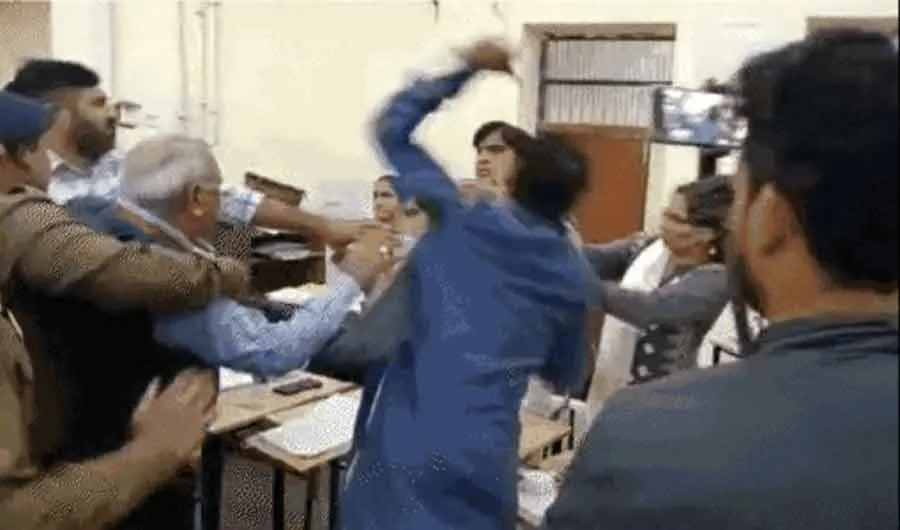 नर्सिंग भर्ती डॉक्यूमेंट वेरिफिकेशन के दौरान हंगामा, चले लात-घूंसे