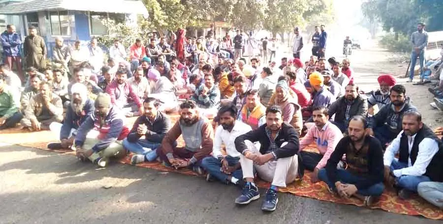रोड़ी में रोड जाम, लोग बोले, नशे के कारण बढ़ रही लूटपाट