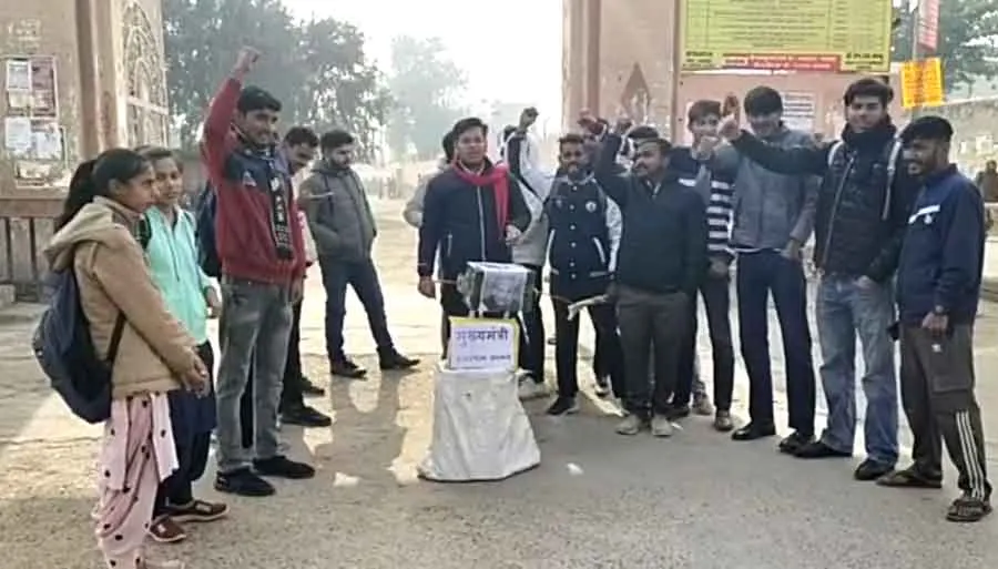 एसएफआई ने किया मुख्यमंत्री का पुतला दहन