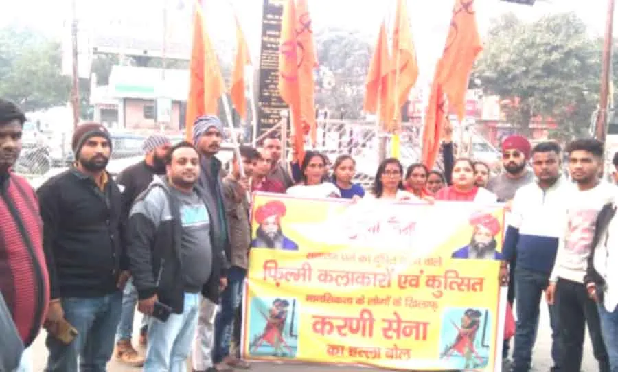 पठान फिल्म को लेकर देश में कोहराम, जानें क्या है मामला