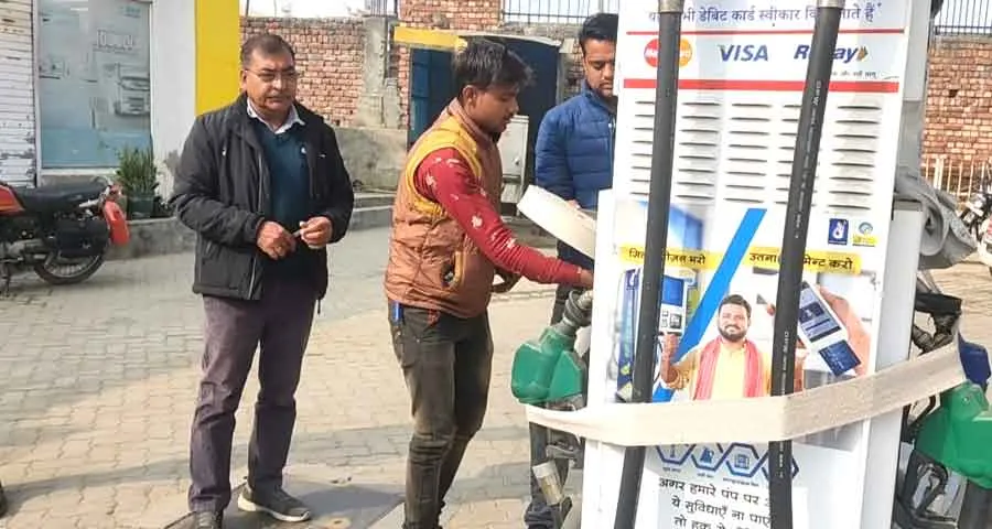 सांपला मेन बाजार में पैट्रोल पंप किया सील