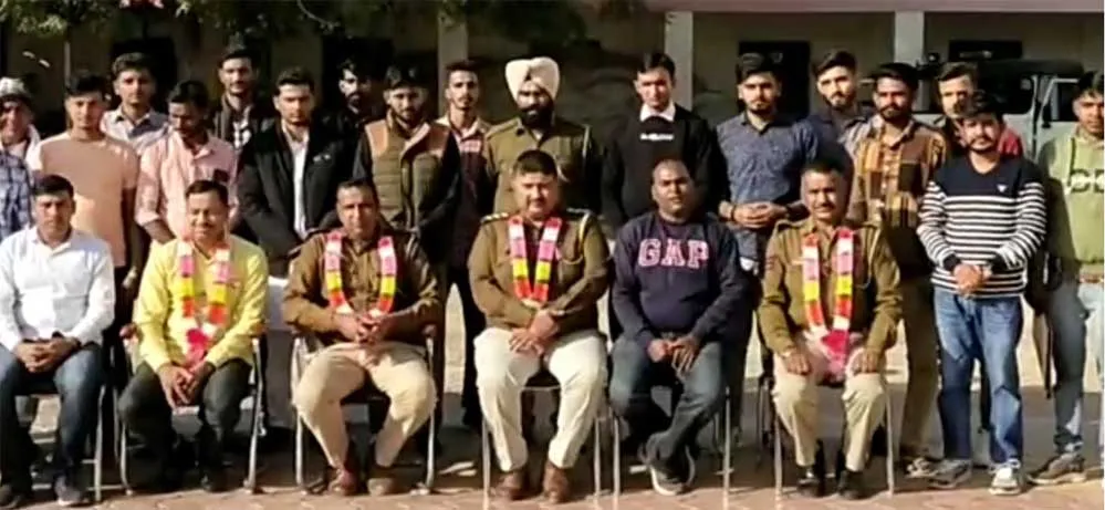 वारदातों के खुलासे पर थाना प्रभारी सहित स्टाफ सम्मानित