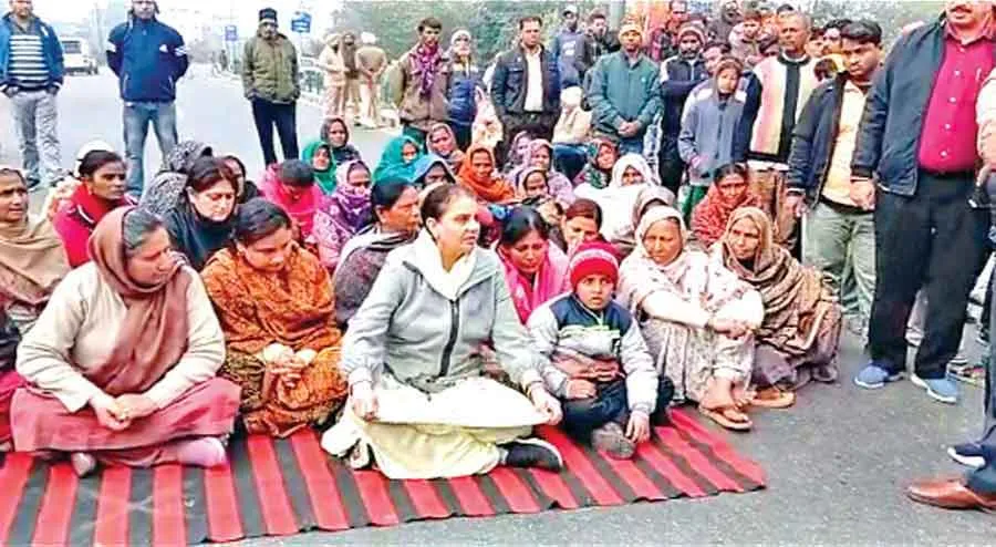 आत्महत्या करने वाले मृतक के परिजनों ने दूसरे दिन भी सड़क जाम कर लगाया धरना