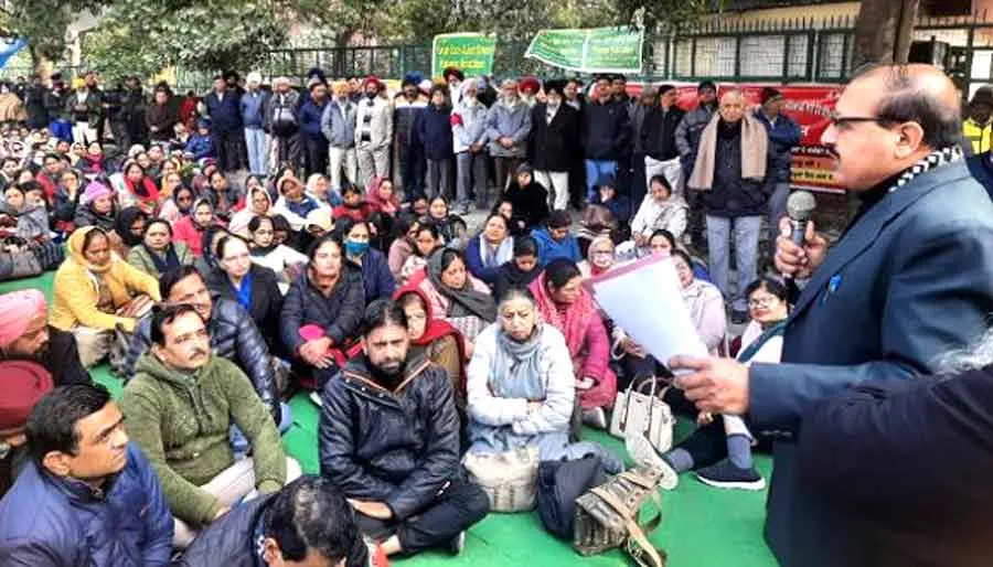प्रदेश के हजारों शिक्षकों और पेंशनभोगियों ने दिया धरना